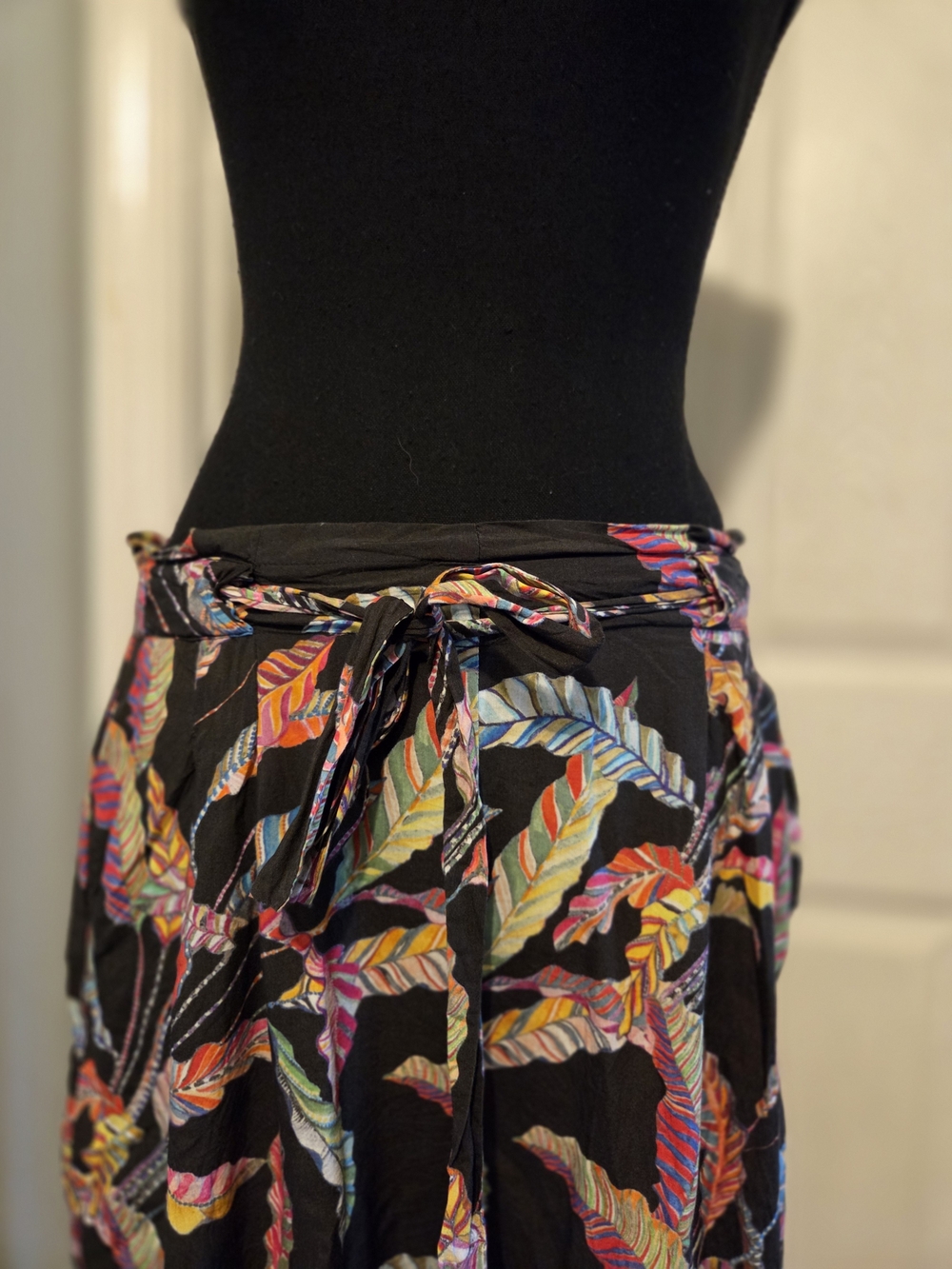 APNY Wide-Leg Tropical Print Pants - Black with Multicolor Leaf Pattern - Picture 2 of 9